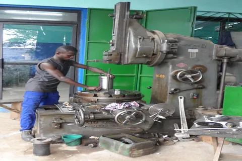Machine-outil de l’atelier PRECIX SARL à Yopougon